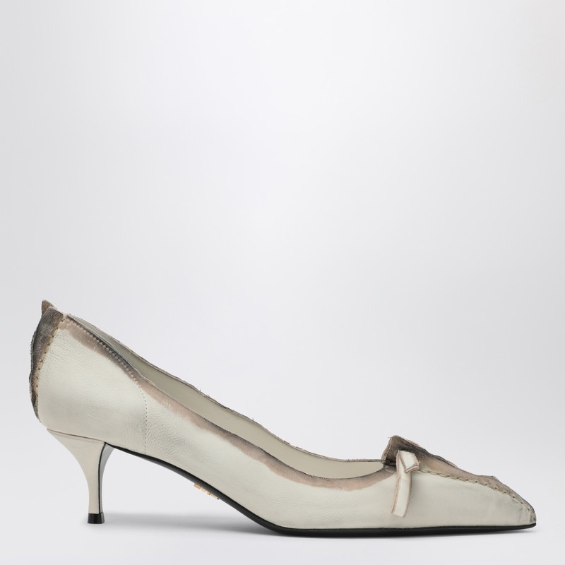 Antique leather talc-colored pumps