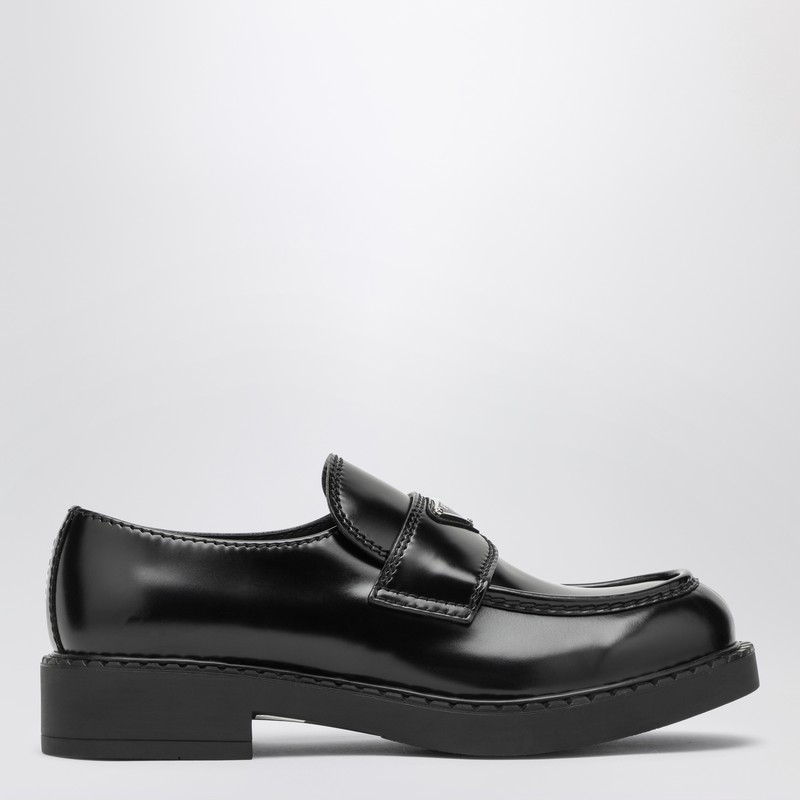Chocolate moccasin in black patent leather