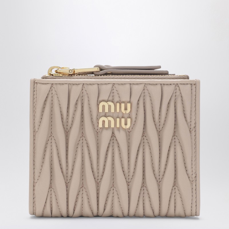 Small powder-pink wallet in matelassé nappa