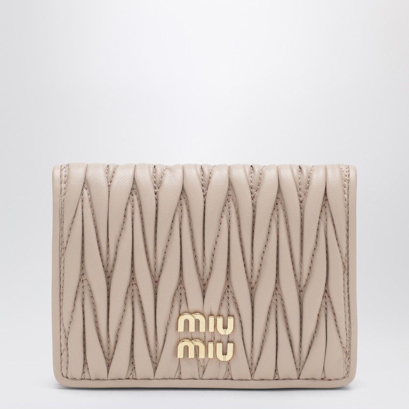 Compact wallet in powder-pink quilted nappa