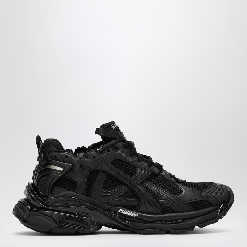 Low Runner black trainer