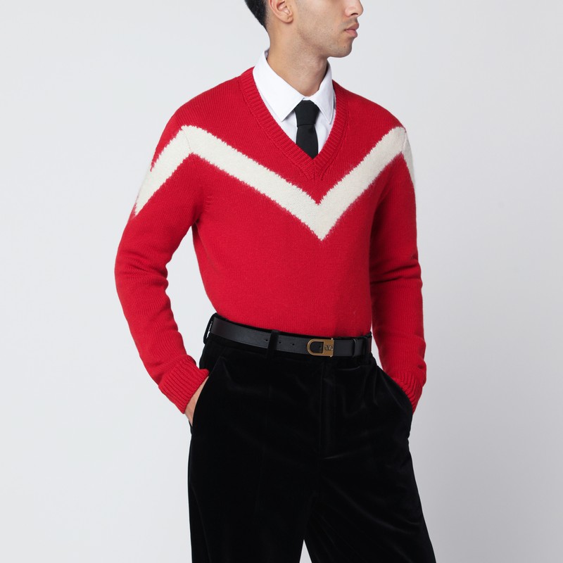 Red sweater with Vlogo on bow