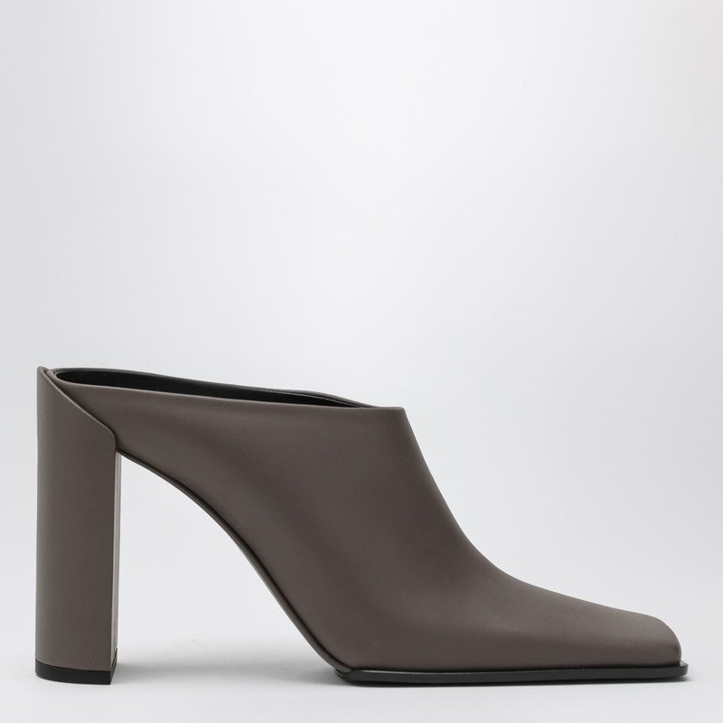 Square-toe mule in taupe grey - Alaïa - Modalova