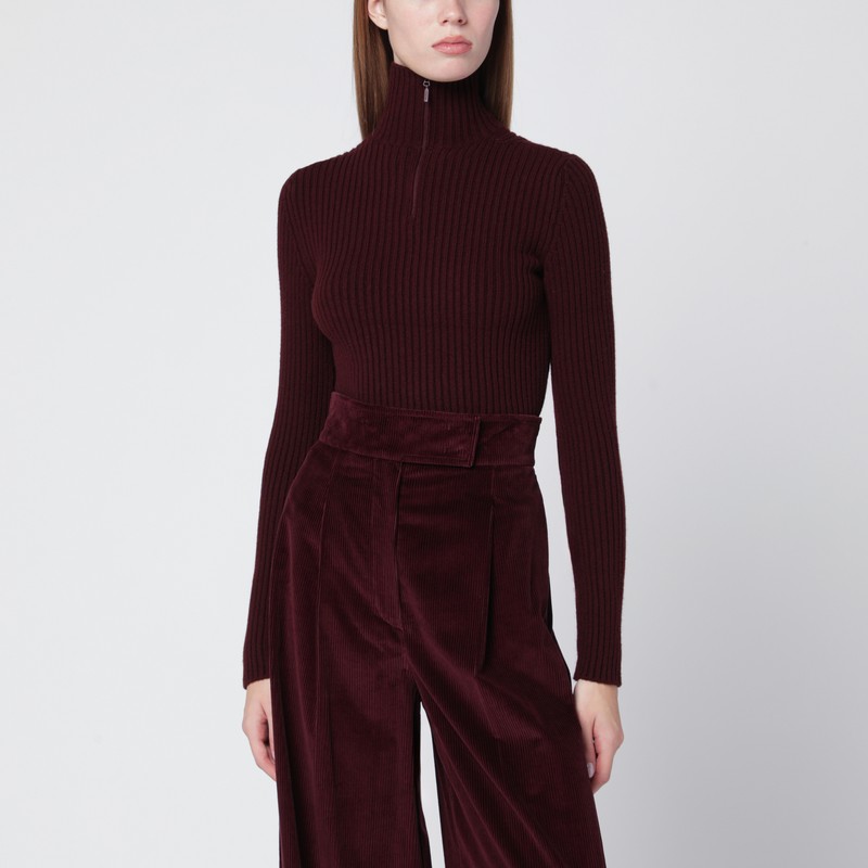 Cherry-colored turtleneck in wool and cashmere blend