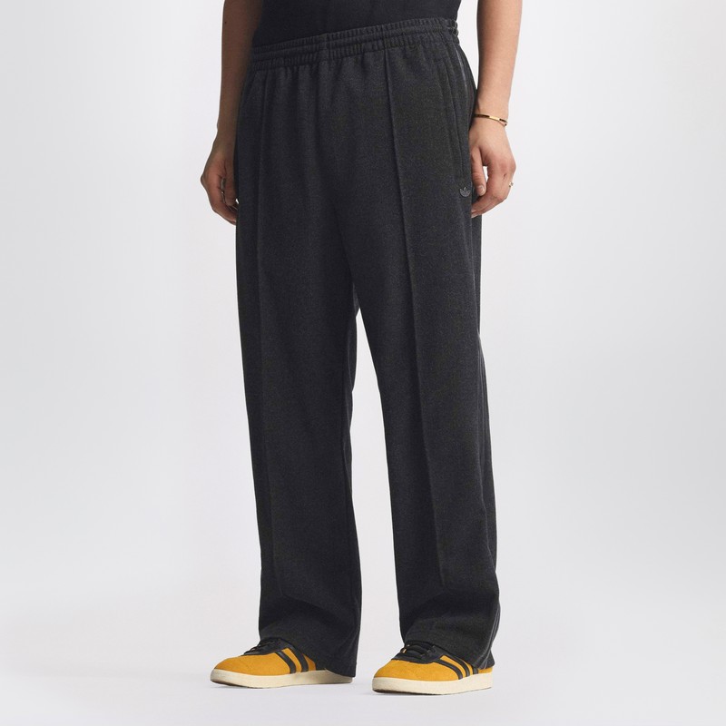 Wide black jogging pants