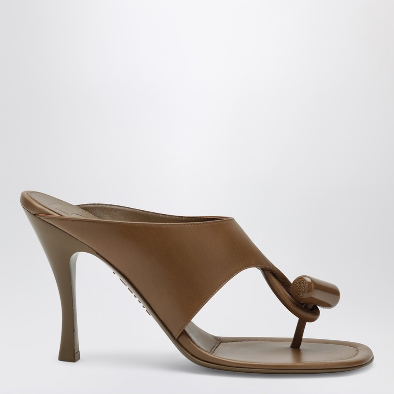 Toggle sandal in smooth oak-colored calf leather