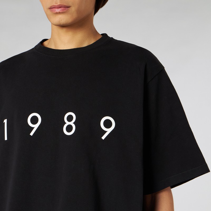 1989 Studio Solid Color Crew-neck T-shirt With Contrasting Logo In Black