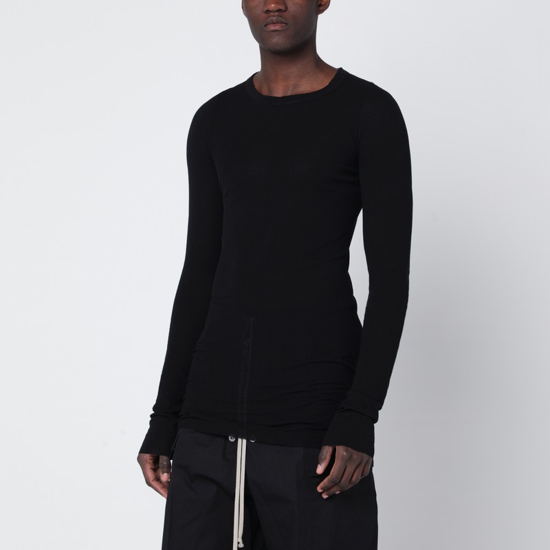 Black fitted long-sleeve T-shirt