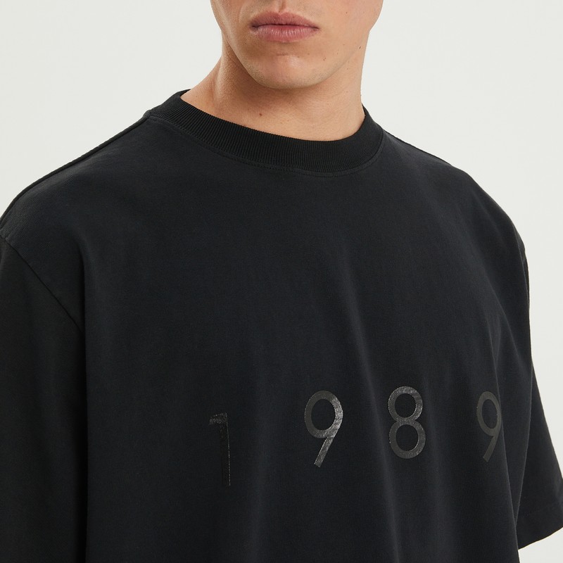 1989 Studio Crew Neck Embroidered Logo Short Sleeve T-shirt In Black
