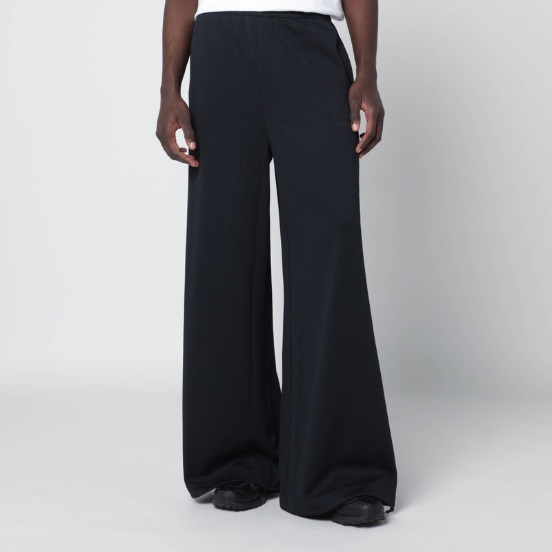 Wide black jogging trousers