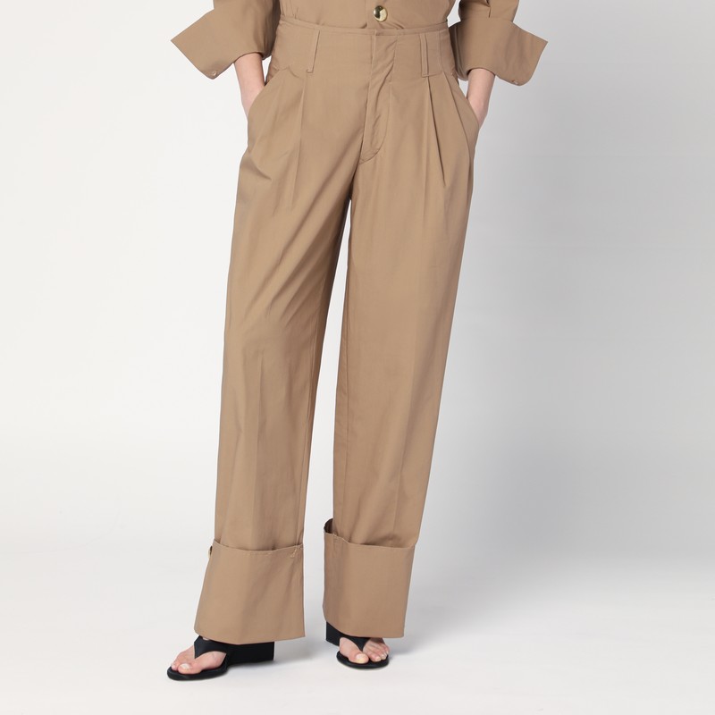 Camel-coloured cuffed trousers